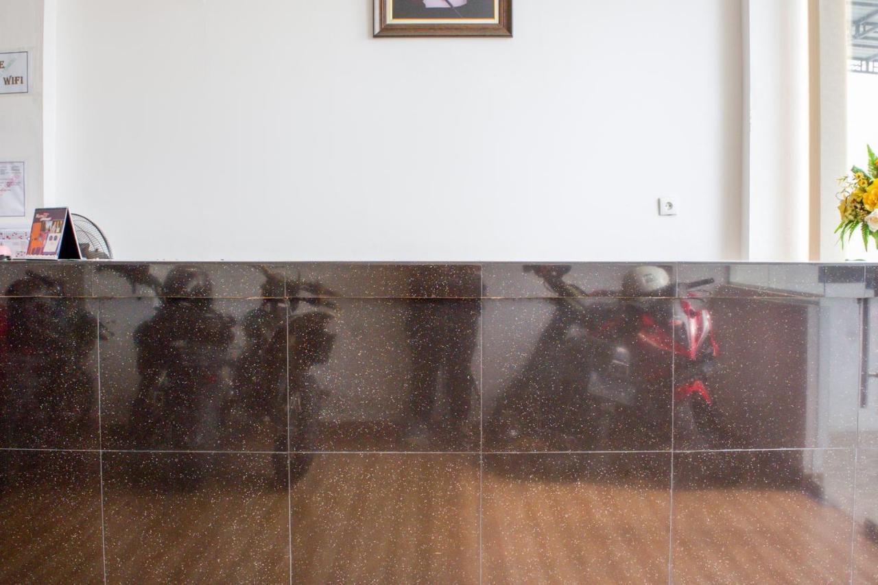 OYO 1183 Papakoel Hotel Medan Bagian luar foto
