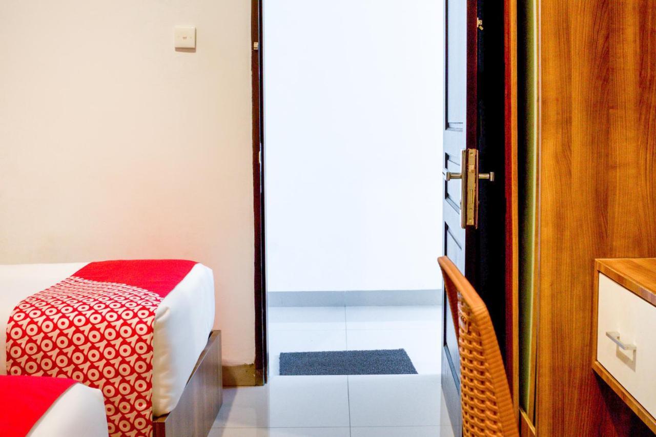 OYO 1183 Papakoel Hotel Medan Bagian luar foto